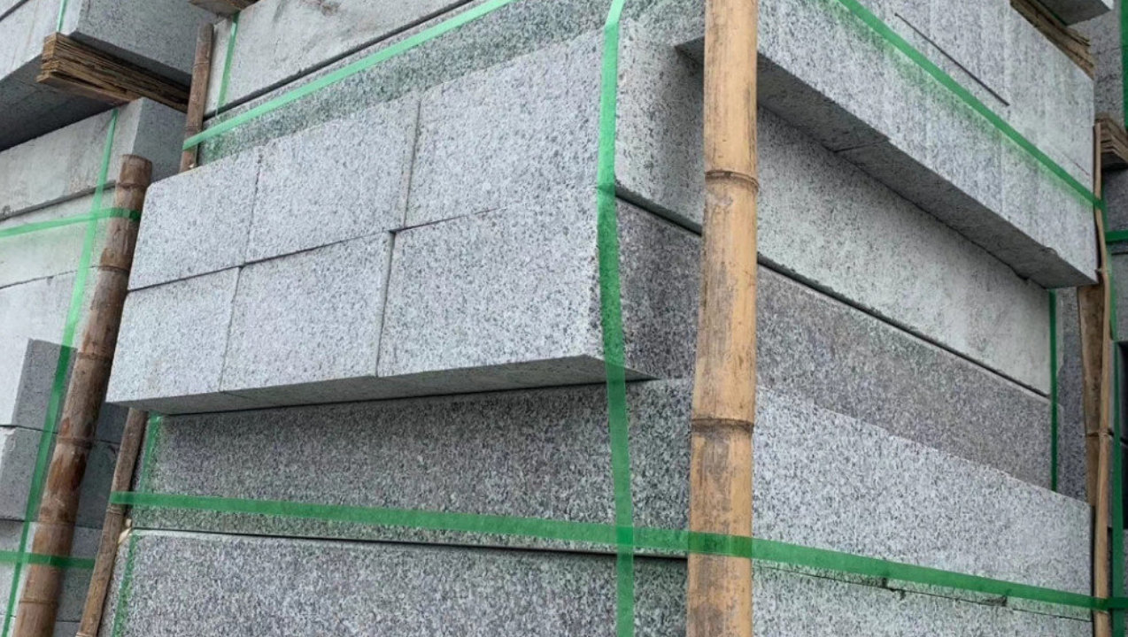 芝麻灰路沿石厂家排名:主干道工程供货实力与规格工艺横向对照 芝麻灰路沿石厂家排名:主干道工程供货实力与规格工艺横向对照