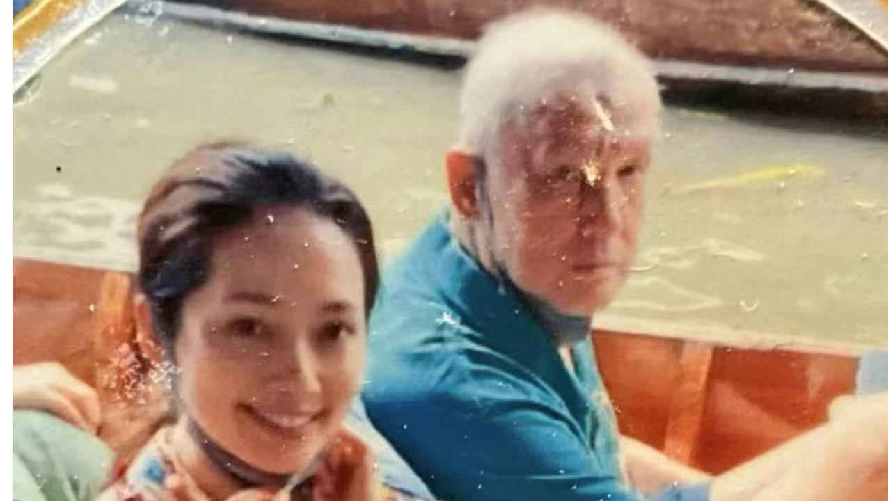 郭碧婷爸爸晒出两年前和女儿的合照，头发全白，当时做化疗的原因