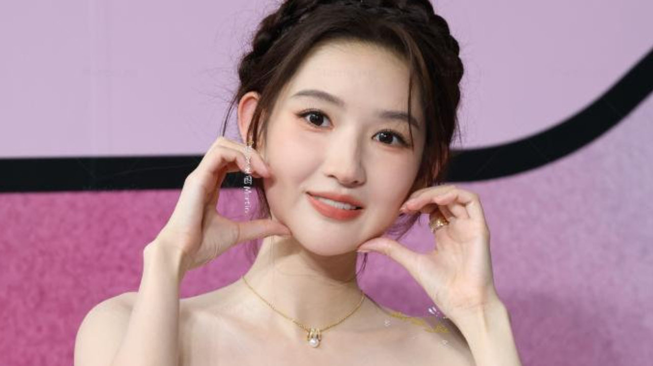 红毯纯白抹胸造型，王玉雯自带干净柔和的故事感