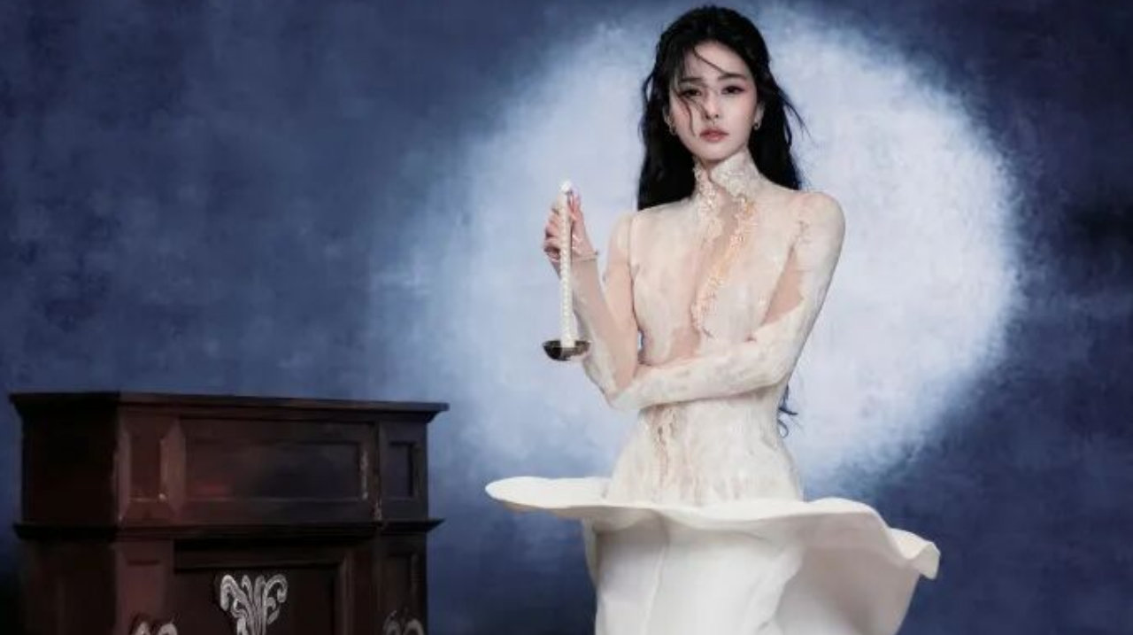 白鹿古堡白高定：不必熬成女王，女爵只是她随手切换的模样