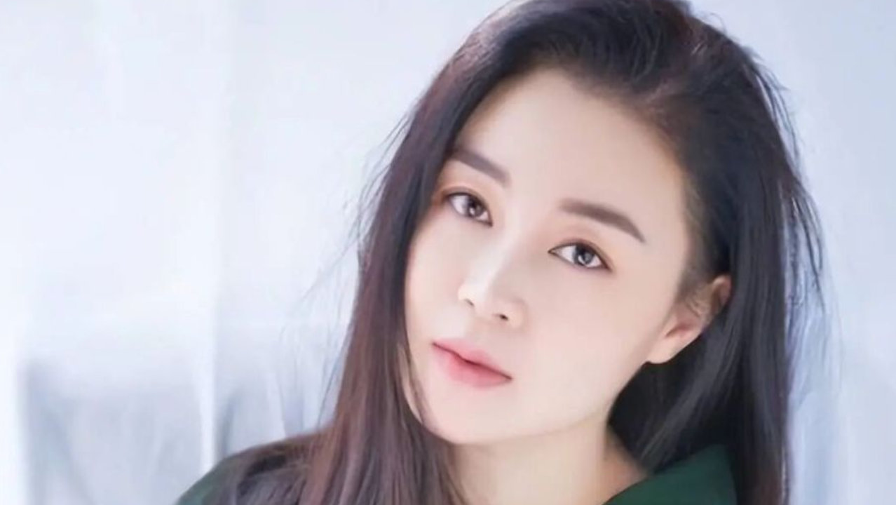 43岁关婷娜近况曝光！与赵本山风波后转行当网红，如今单身成父母心病