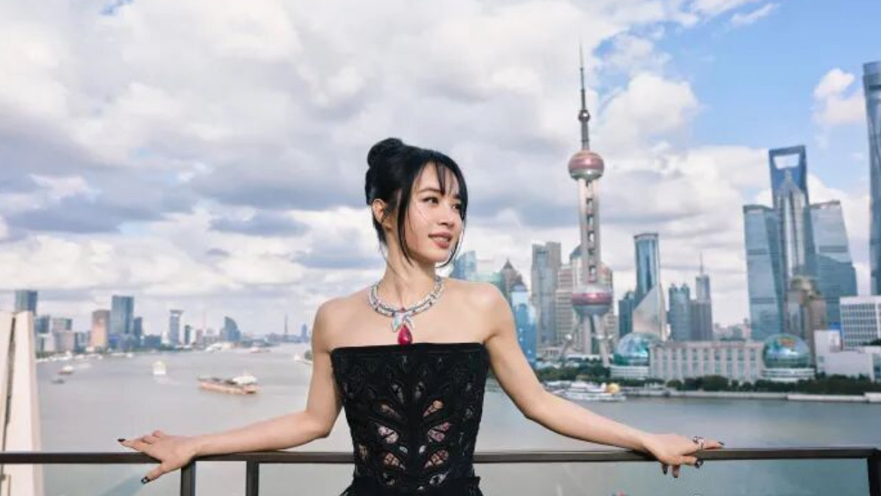 蔡依林一百零九克拉红碧玺赴宴：满场祖母绿比仙，她一个人点火