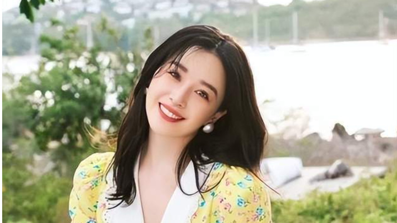 阚清子下台阶老公贴心搀扶，面色略显疲惫