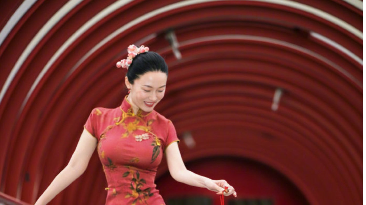 演员霍思燕穿旗袍带西施犬夺冠，杜江连发三个“唯一”！