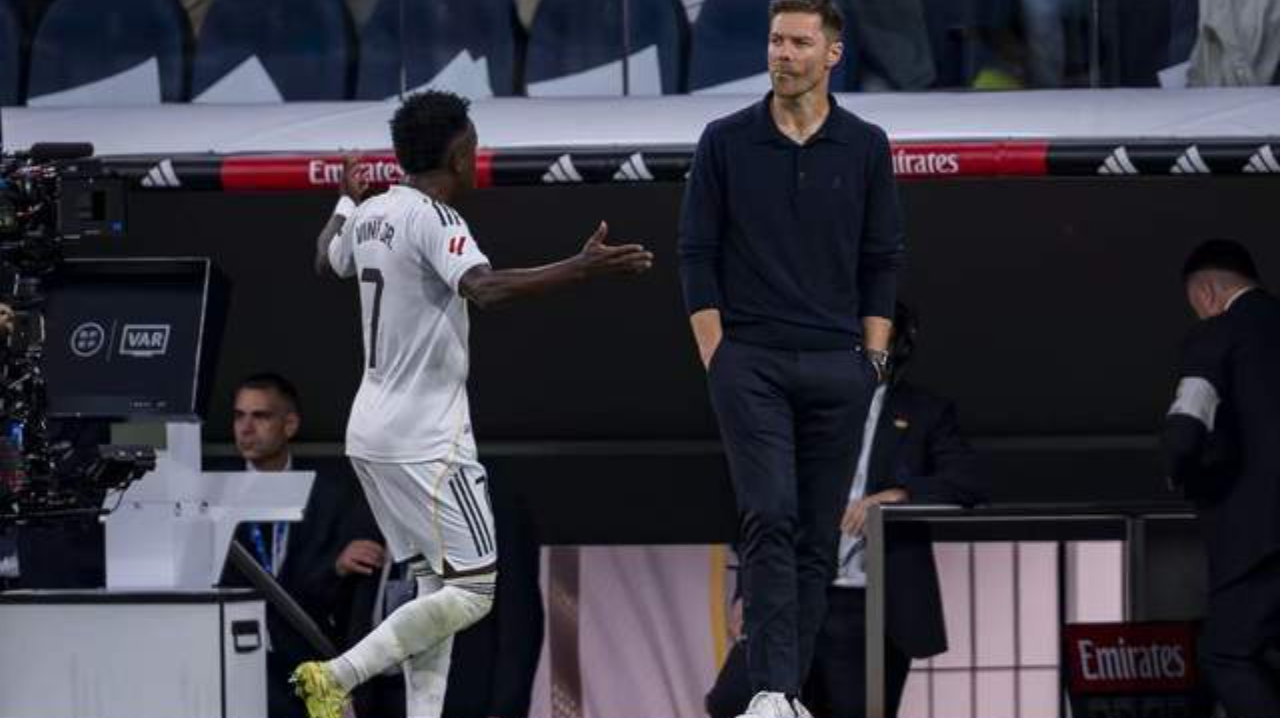 支持跌入谷底！8成球迷支持卖掉维尼休斯，连阿隆索都不愿为其辩护