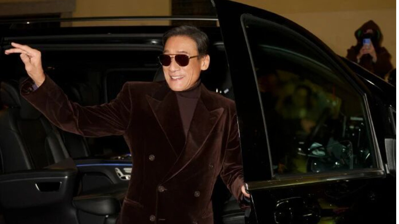 梁家辉的丝绒西装：老派绅士的松弛感，是不用绷着当 “贵公子”