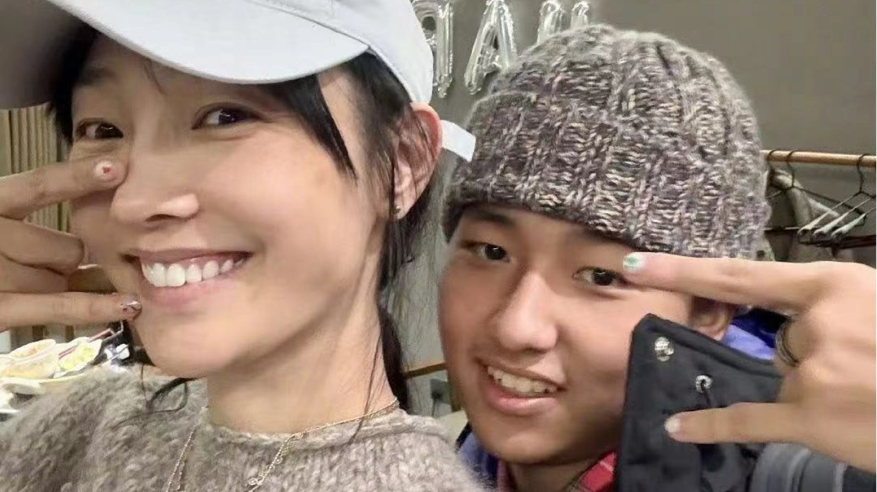 元宝18岁了，白百何晒和儿子照片，网友都表示像爸爸更帅一些