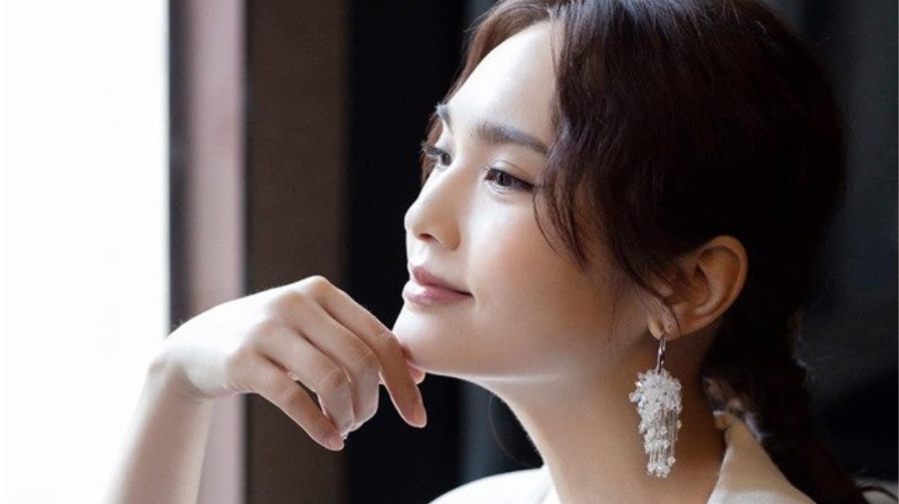 杨丞琳一袭白衣气质超仙 天鹅颈S型曲线秀蛮腰