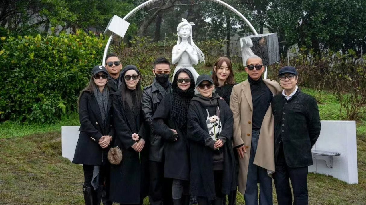 大S雕像不像引发热议，两个孩子和爸爸广州游，完全不受影响