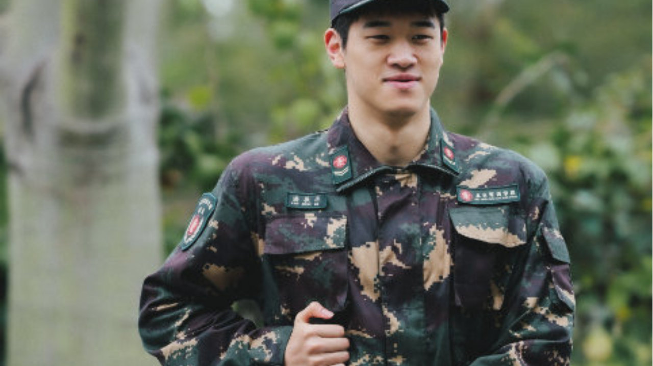 潘展乐微博发文，晒军训标兵证书