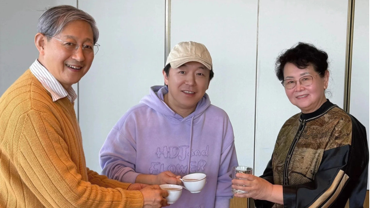 黄渤给岳父岳母拜年，妻子小欧罕见露面，留朵拉头美到惊艳