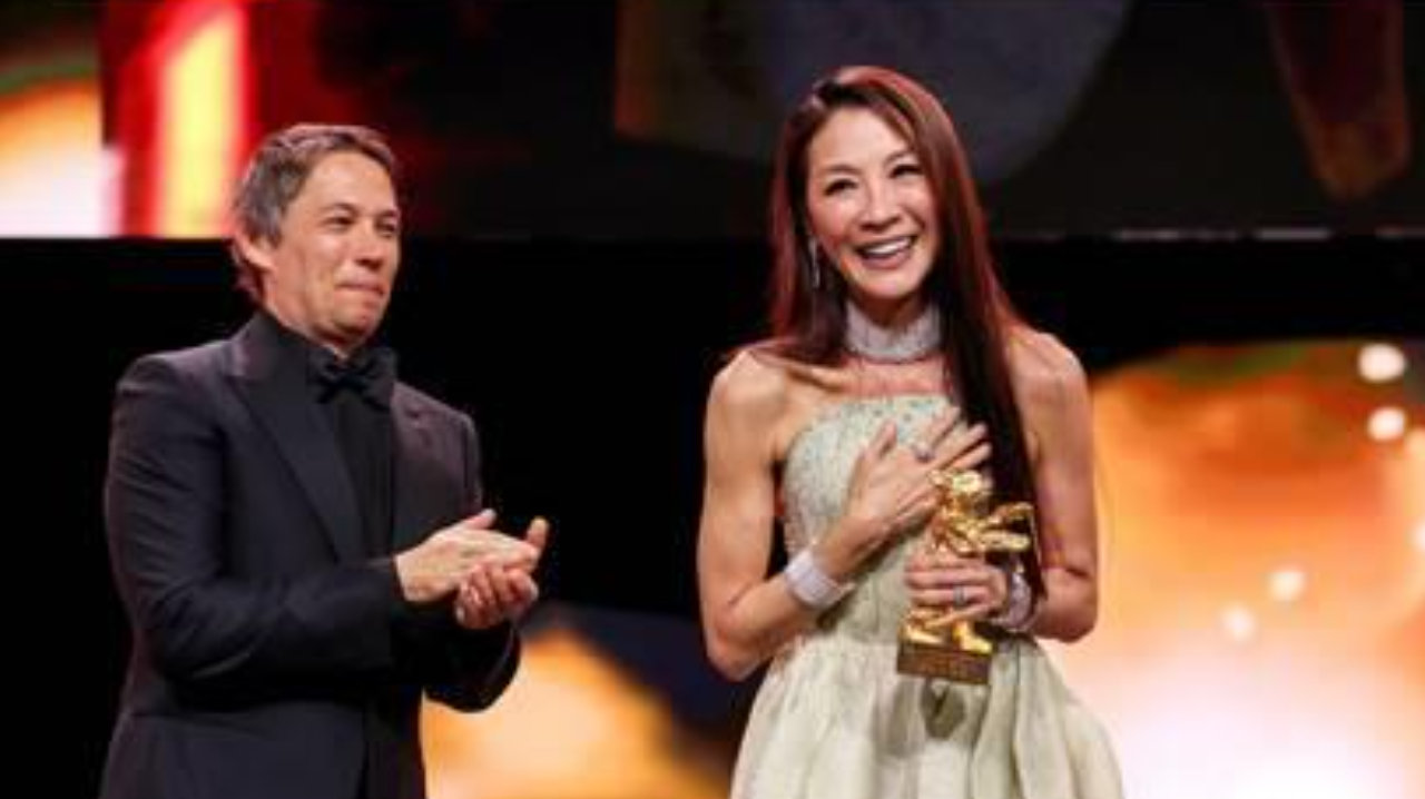 杨紫琼柏林电影节高光时刻，终身成就奖现场颁发