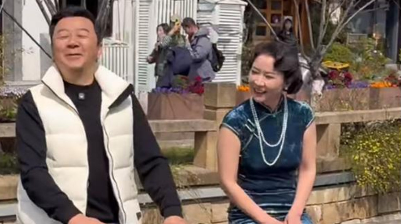 苏州偶遇郭涛夫妇，老婆穿旗袍展魅力打扮不输剧中梅婷