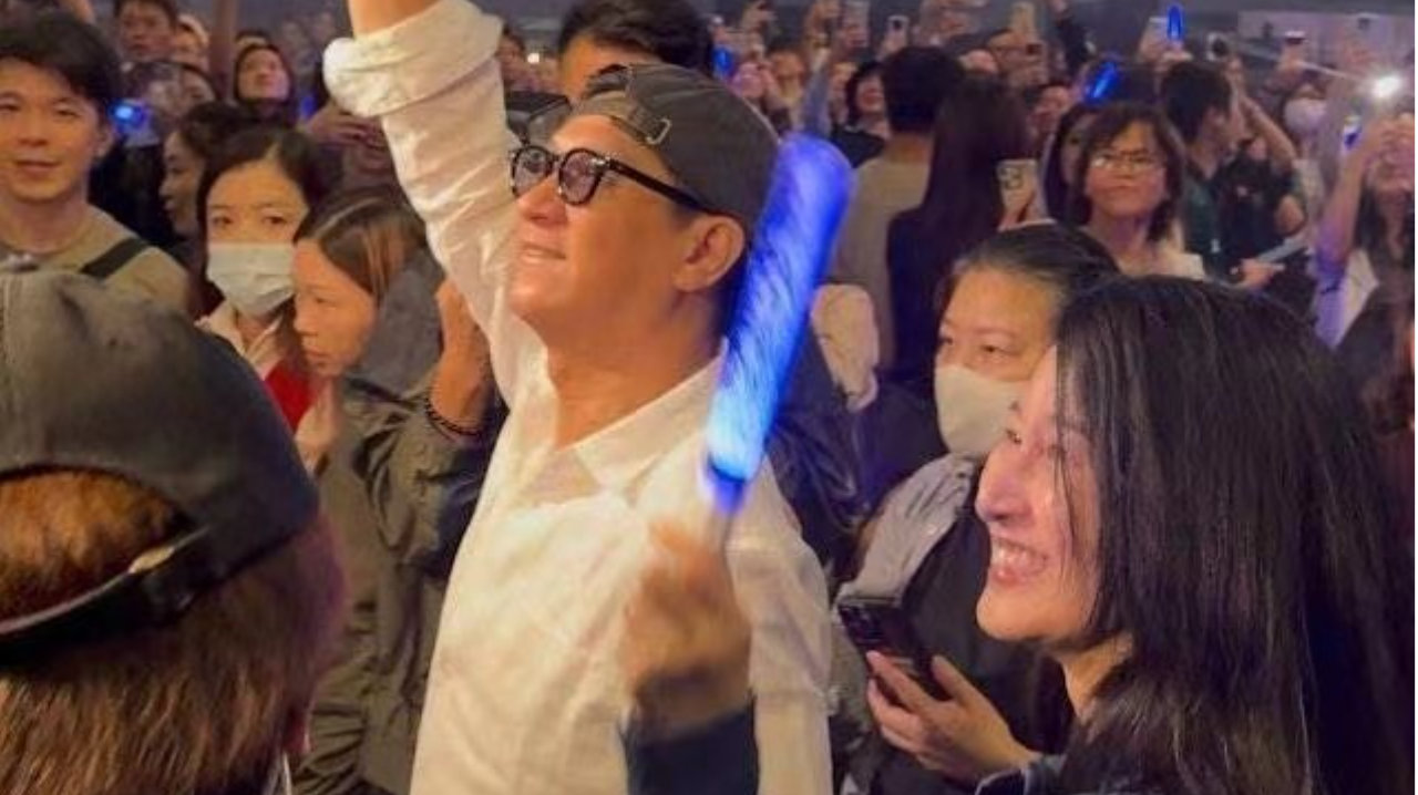 张家辉关咏荷看演唱会被偶遇，港圈模范夫妻，看不出他们已60多岁