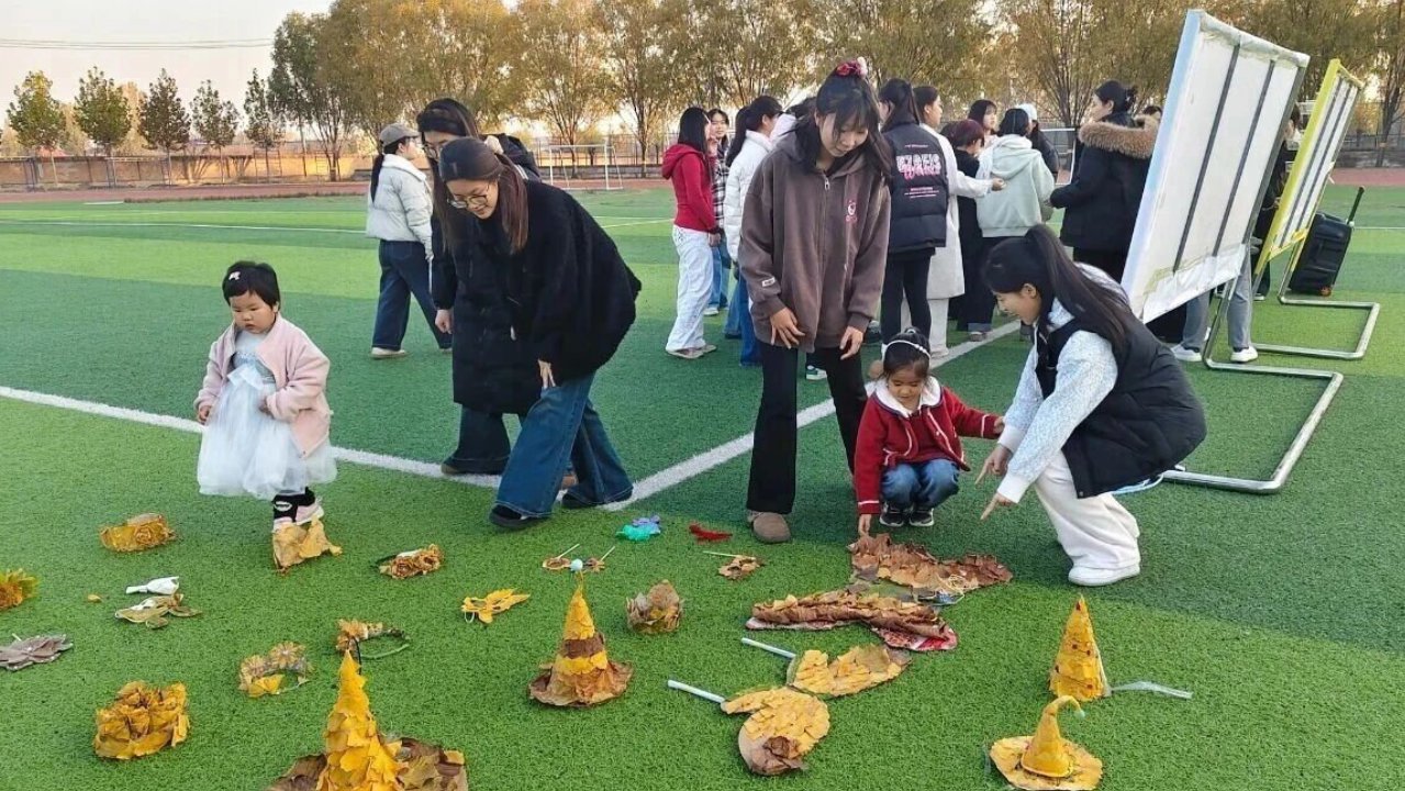保定幼儿师范高等专科学校“落叶王冠”亲子T台秀温情落幕