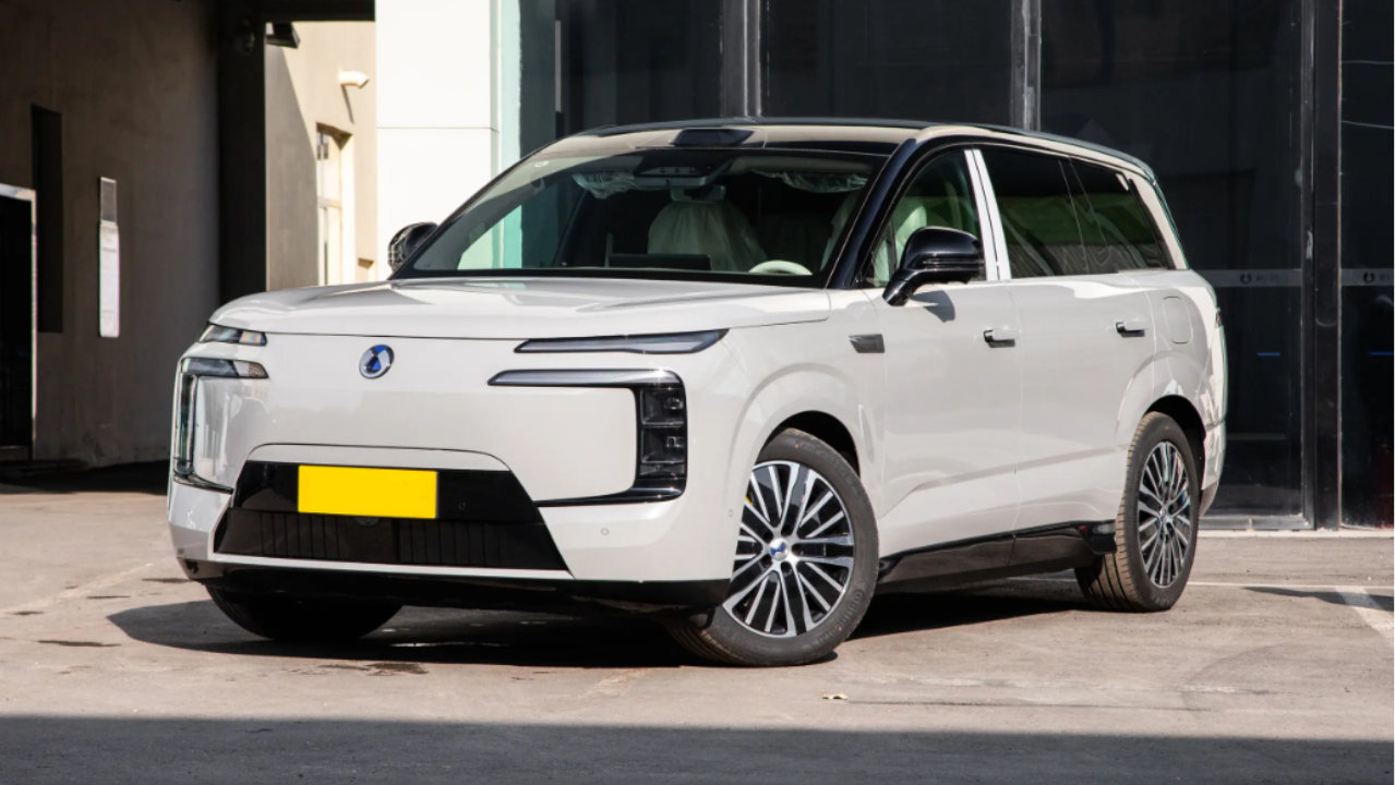 专治冬日各种路况，2.0T+三电机四驱，3.9秒破百，试驾腾势N8L