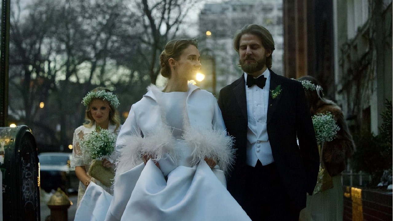 玛雅·霍克与歌手男友举行婚礼，《怪奇物语》多位演员到场祝福