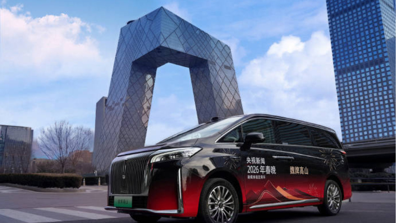 春晚舞台“卷”起来了!长城、鸿蒙智行、领克上演“马年车展”