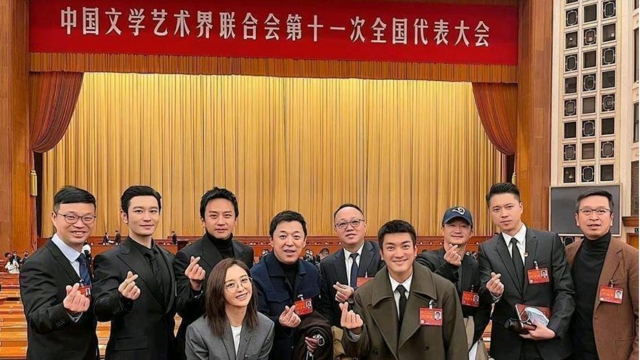 这张大合照把中国电影圈的“大佬”全聚齐了，最后一个站在角落是谁