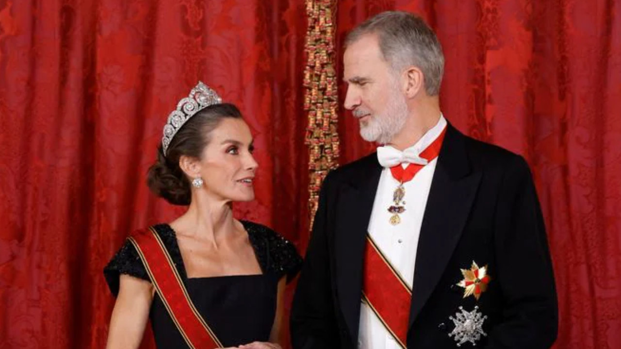 51岁西班牙王后惊艳国宴，瘦成锥子脸也优雅，七珠王冠久违亮相