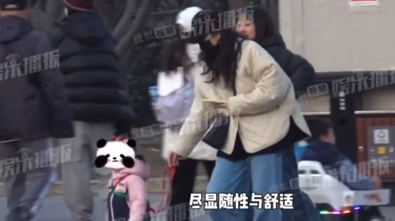 曝王鸥带女儿逛公园，全程紧跟孩子母性爆棚，孩子生父身份引热议