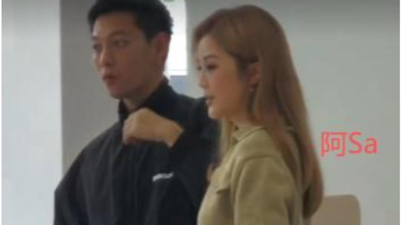 41岁阿Sa提车现场曝光：抱粉玫瑰笑出婴儿肥，与小10岁男友热恋引热议