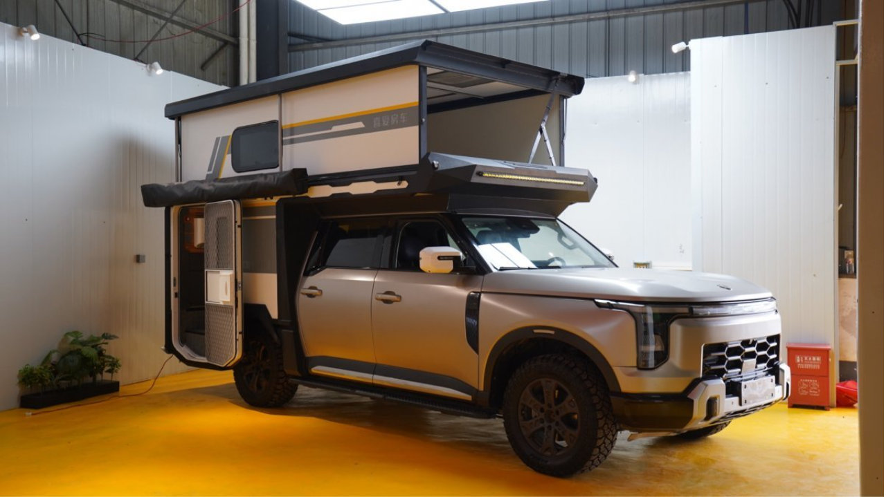 比路虎硬朗霸气，还有大沙发和卫生间，这款房车太全能了