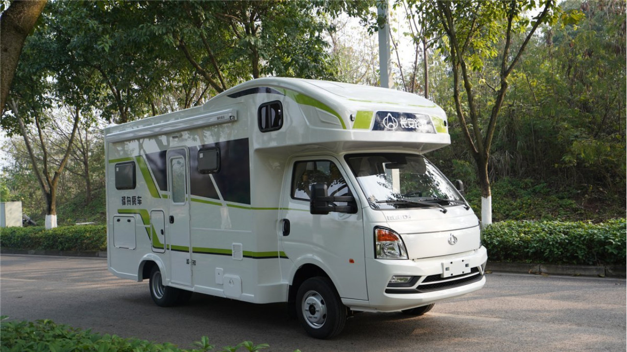 别让房车吃灰了！这台“驿舟新能源房车”能通勤能浪，月薪8千也玩得