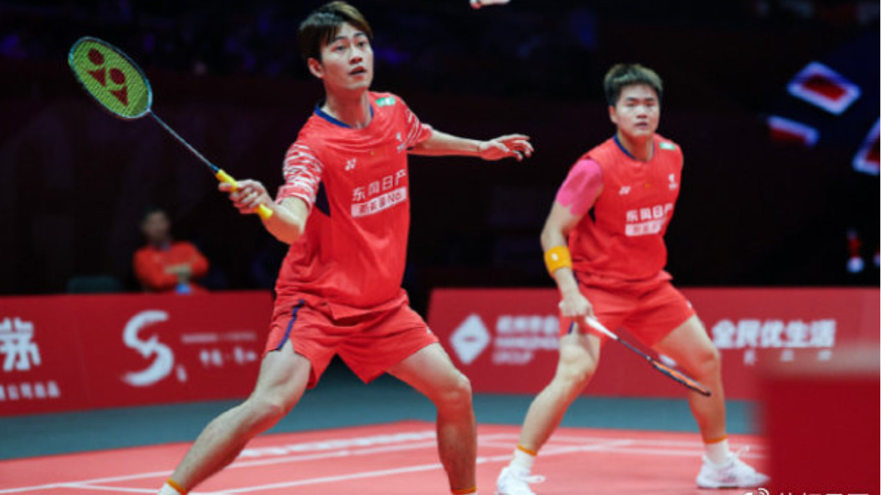 梁伟铿/王昶2-0谢定峰/苏伟译，保有出线希望