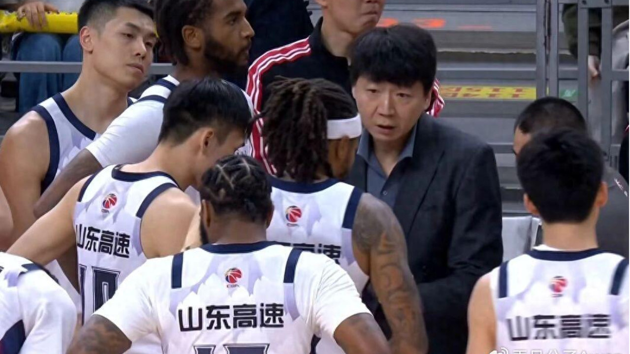 惨输29分！山东名记怒了：山东男篮须换掉他，不具备打硬仗的实力