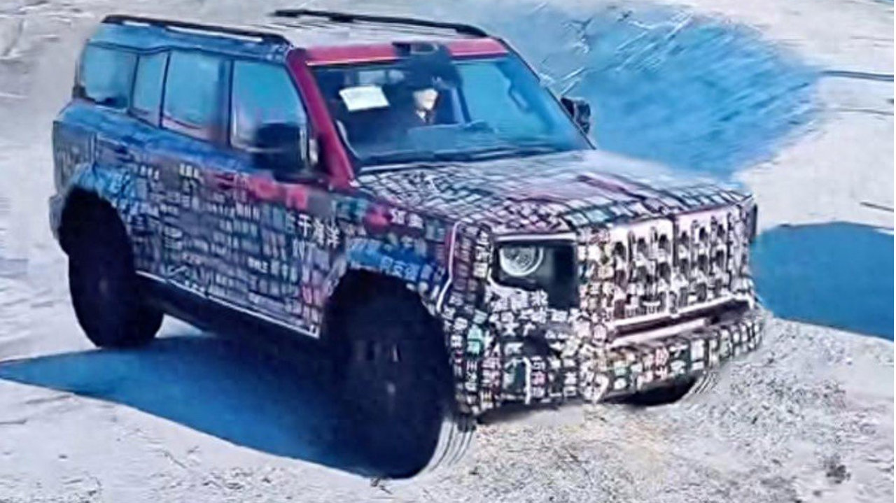 红旗全新硬派SUV谍照曝光，外观很方正硬朗，配四电机+三把锁