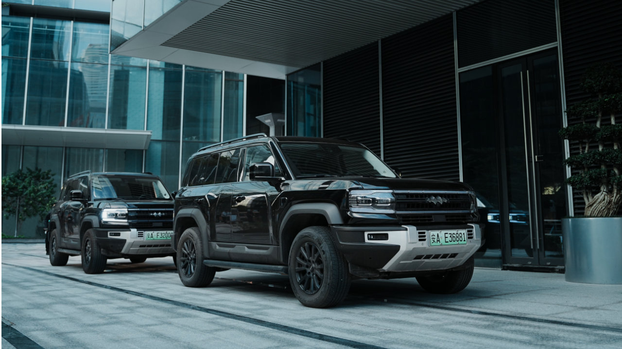 春节档硬核出圈！从方程豹到仰望，比亚迪用技术硬刚银幕谍影