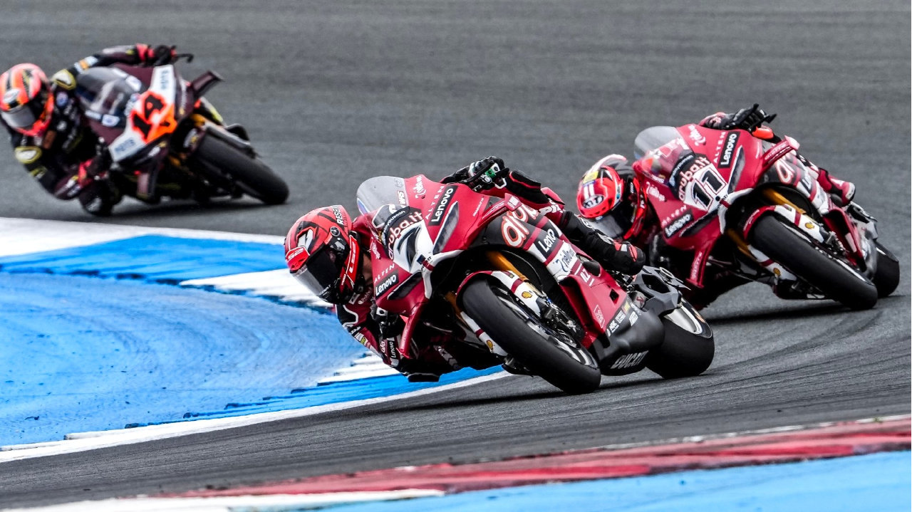 WSBK荷兰站复盘：Bulega延续不败神话，杜卡迪横扫顶级组