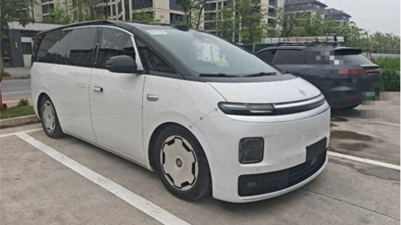 国产高端MPV再添猛将！零跑D99曝光，纯电续航达700km，要火？