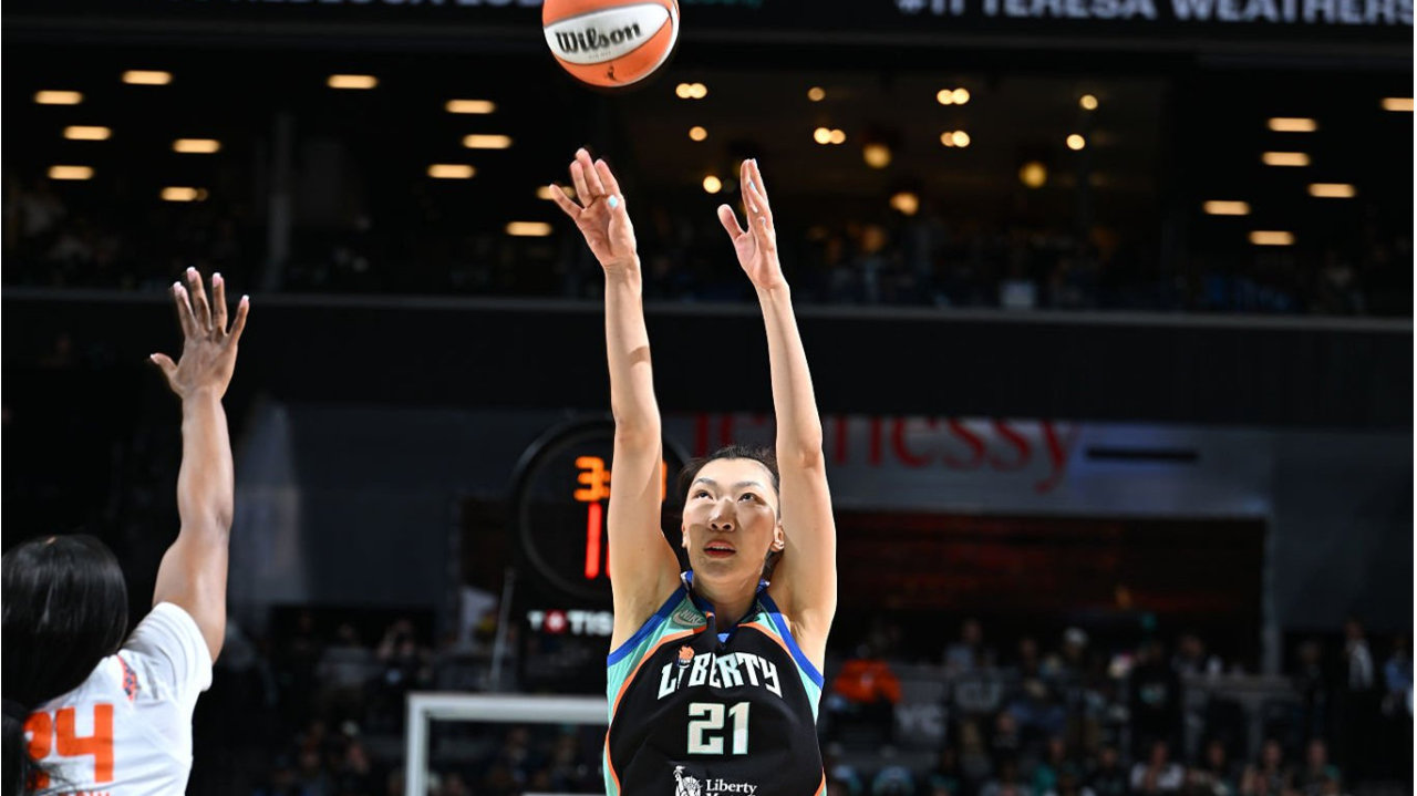 大胜31分！中国女篮26岁2米07中锋首秀砍8分：辅佐两大MVP冲冠