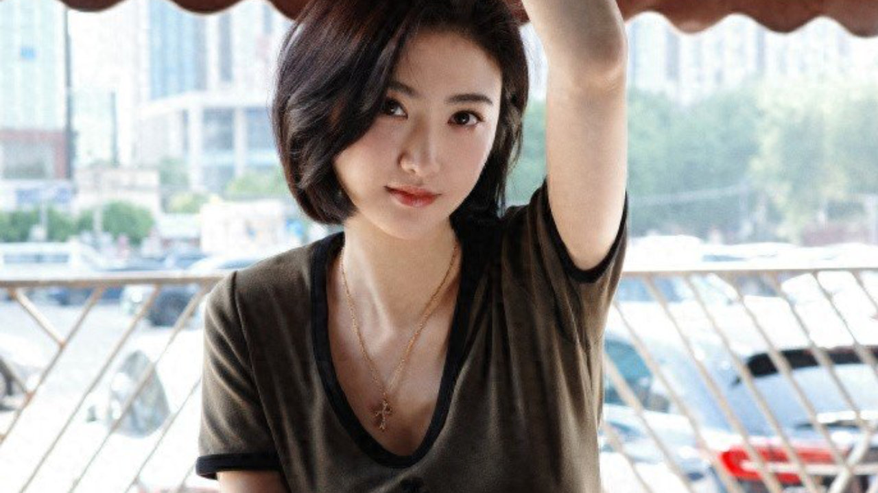 景甜身材真丰腴！穿紧身T恤＋短裤秒变“大号水蜜桃”，又甜又美