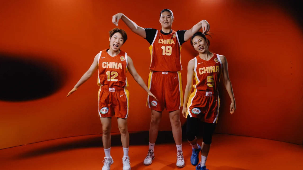 中国女篮定妆照出炉！王思雨右脚受伤肿胀，韩旭归来裁人留悬念