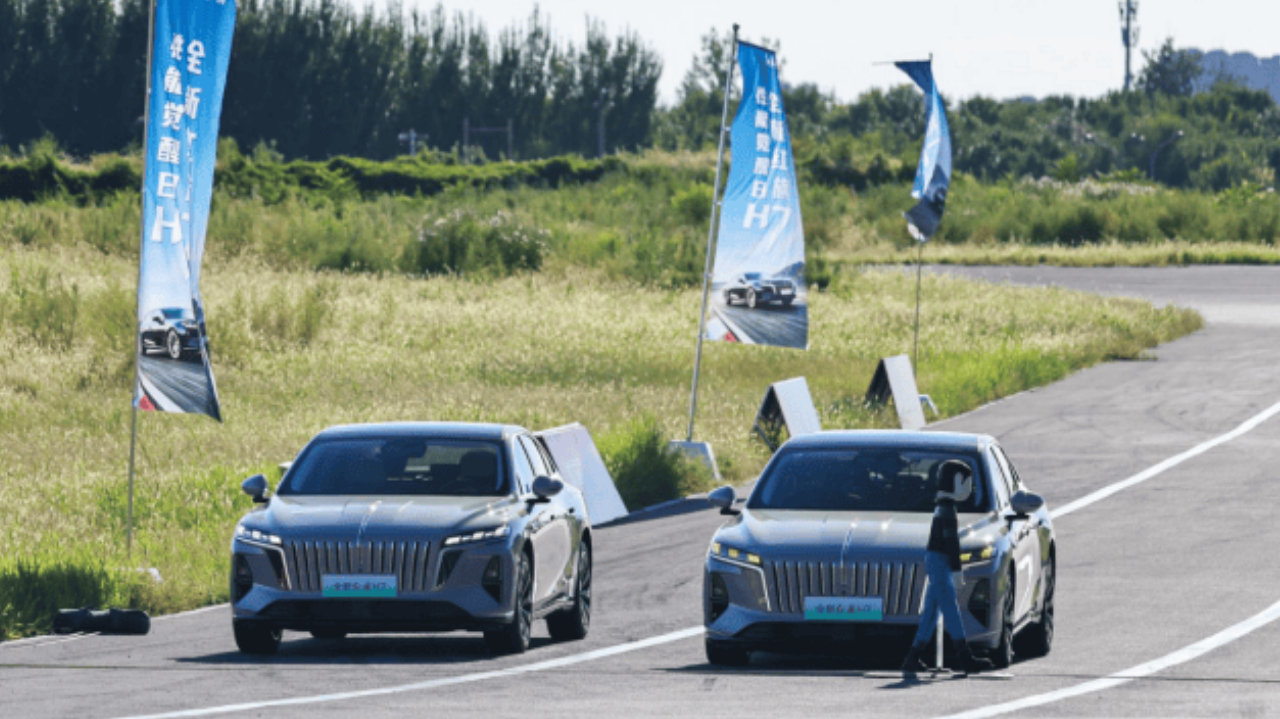 全新红旗H7限时置换价16.88万起，C级混动轿车全域实测硬核上市