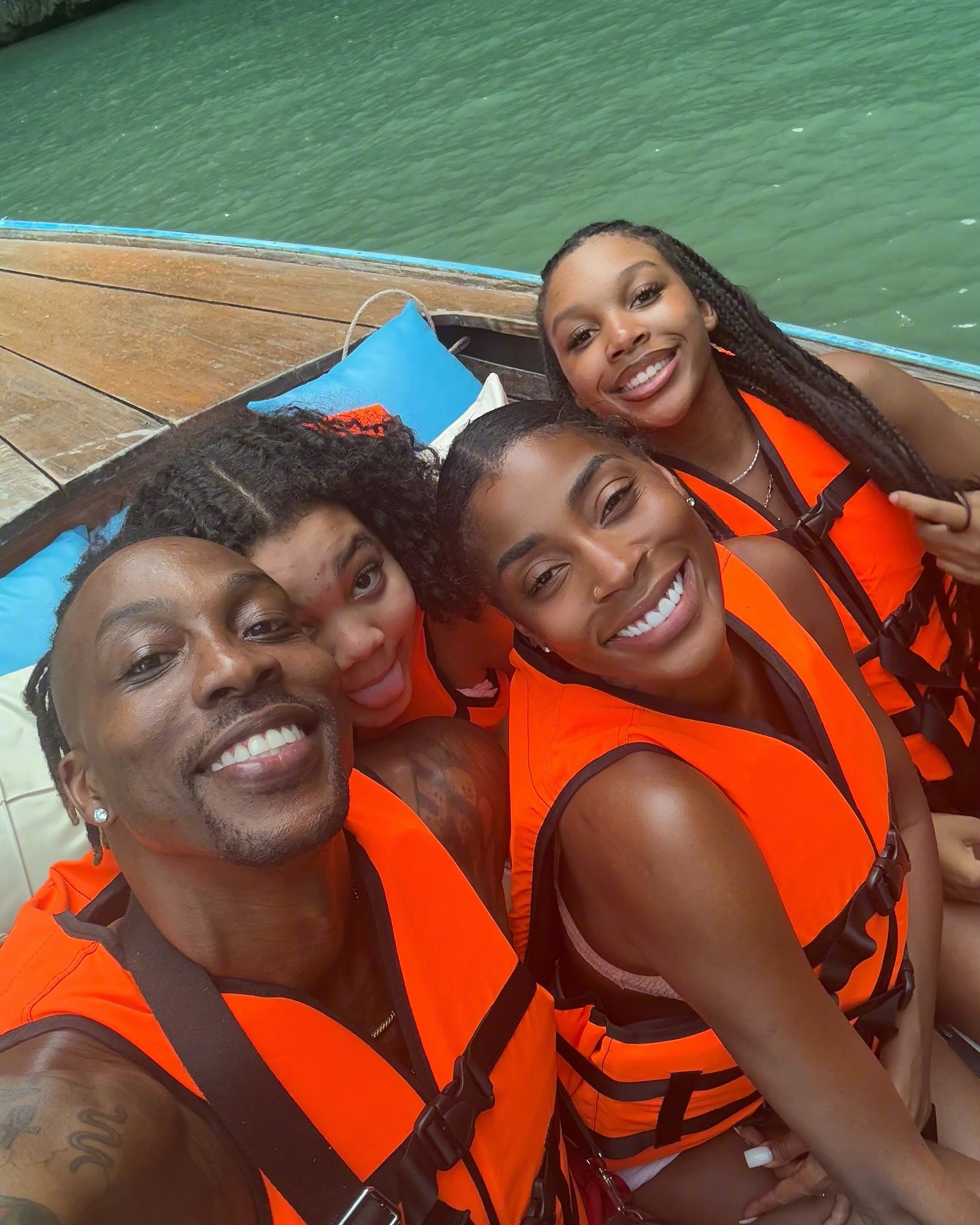 霍华德带着未婚妻和家人游玩泰国，这又摸大象又玩老虎的