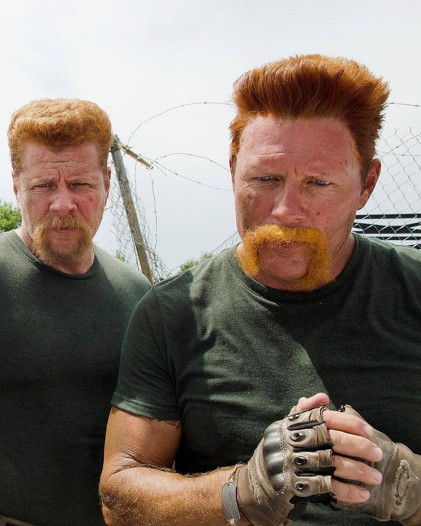 美剧《行尸走肉》中的演员与自己的替身合影