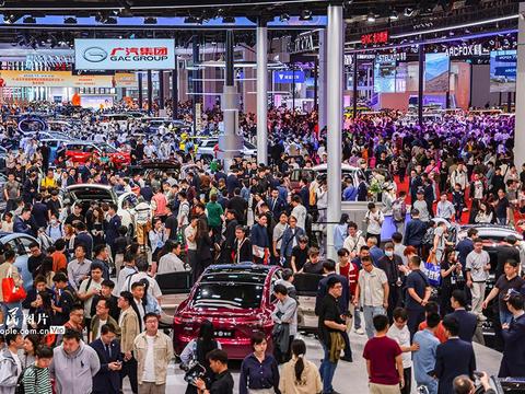 上海车展迎来周末大客流 单日接待观众超15万人次