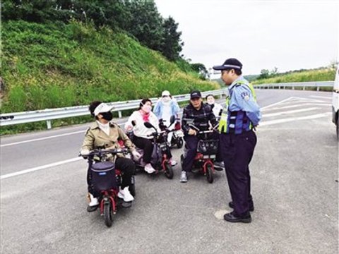 六名老人骑代步车上高速