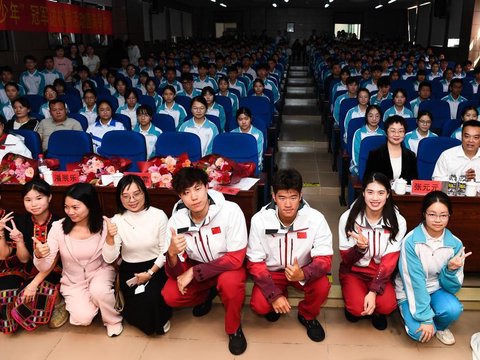 海南白沙：奥运冠军进校园