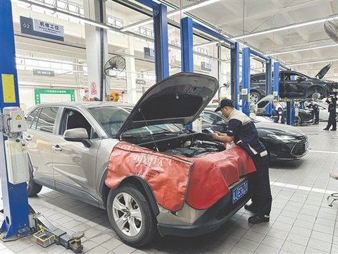 市区4S店迎节前车辆检修保养高峰