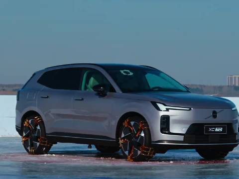 巨型冰壶虐“沃”？“沃”没事！