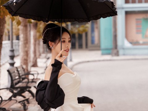 祝绪丹白缎面墨色玫瑰礼服大片