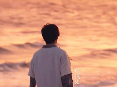 易烊千玺橘子海边度假，V领衬衫热气球氛围拉满