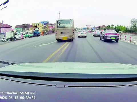 营运客车越双黄线逆行闯红灯