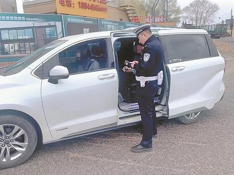 乘车人未按规定系安全带  两辆小型客车被查