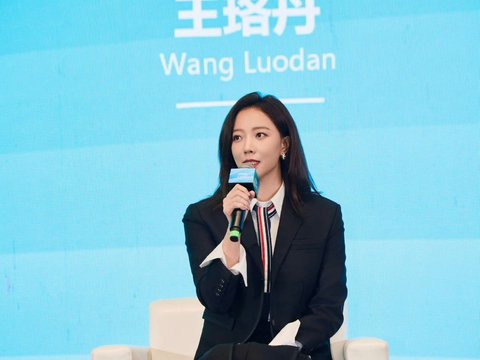 谁能拒绝王珞丹的AI巨型月亮！整支短片氛围感拉满，每一帧画面都充满诗意…